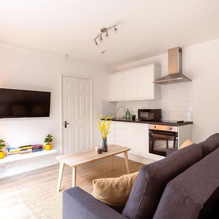 Guildford Town Centre With Parking Apartment Exterior photo