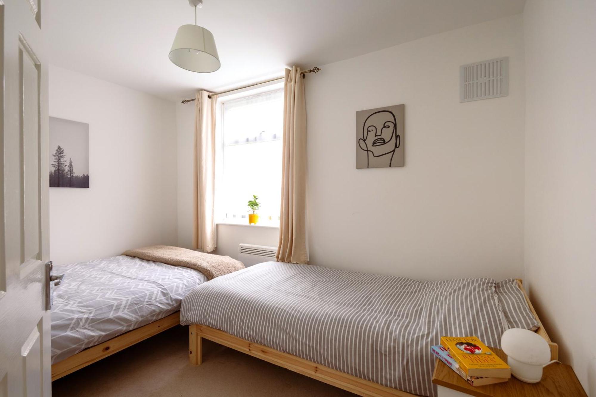 Guildford Town Centre With Parking Apartment Exterior photo