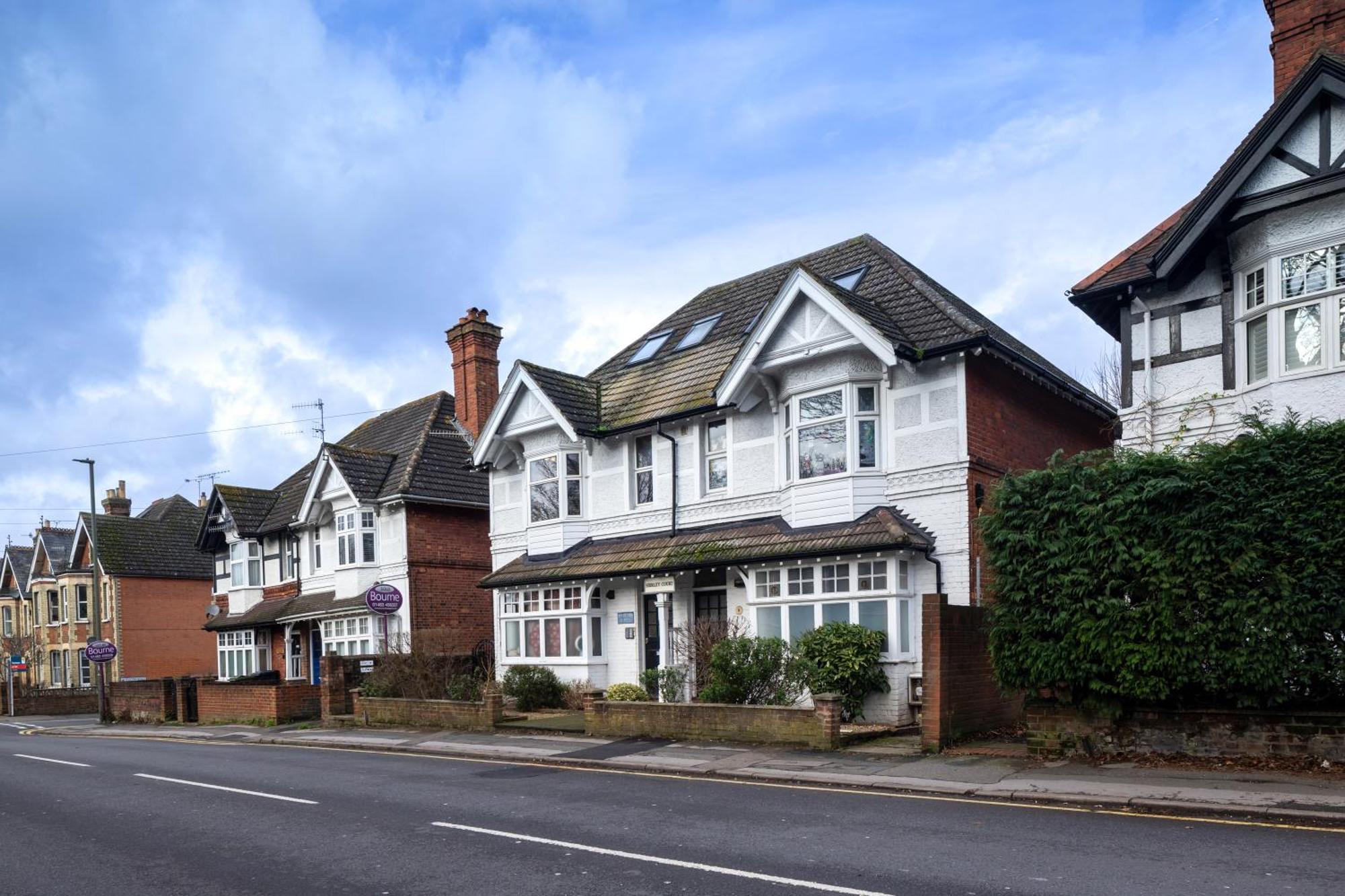 Guildford Town Centre With Parking Apartment Exterior photo