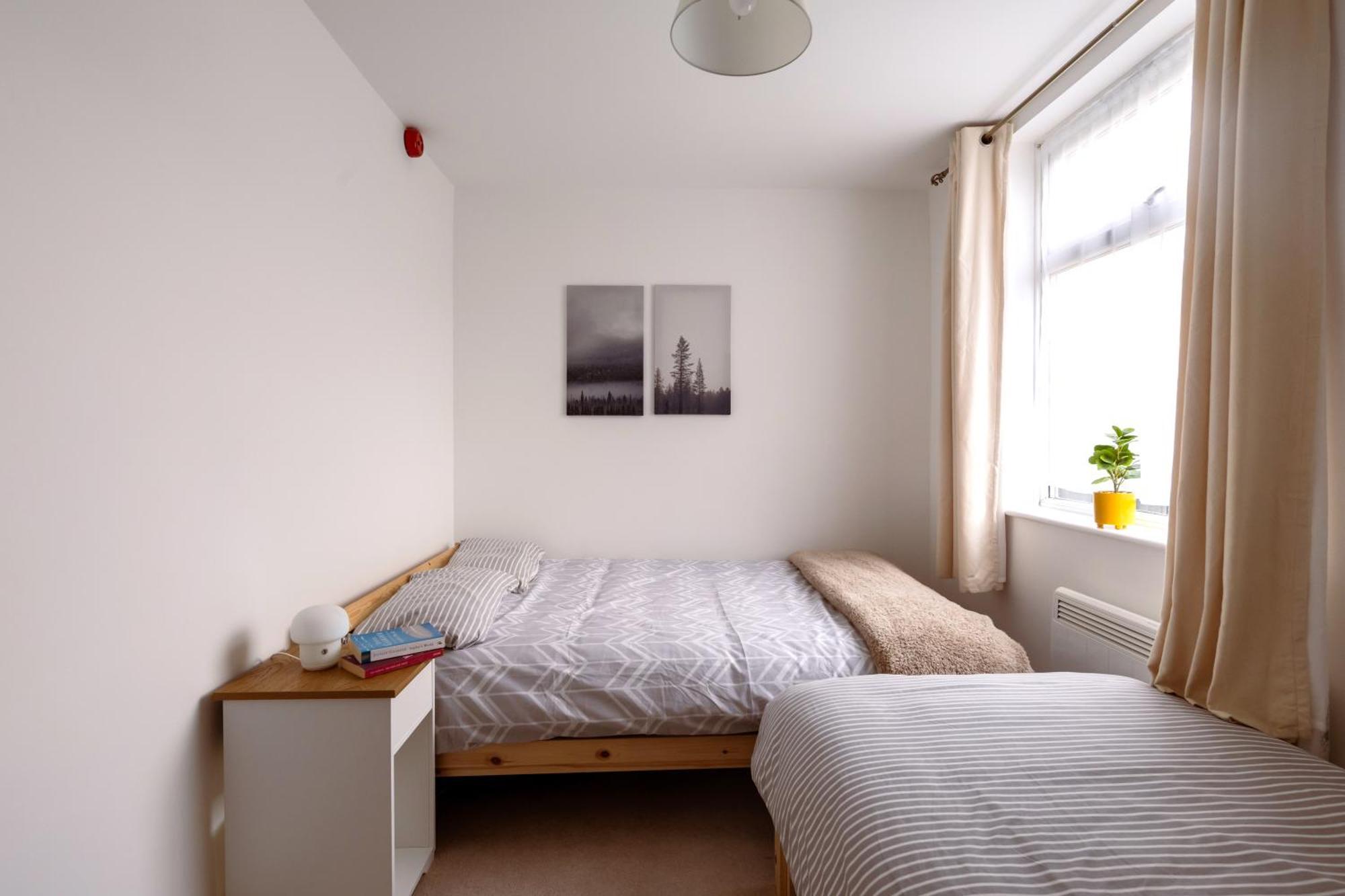 Guildford Town Centre With Parking Apartment Exterior photo