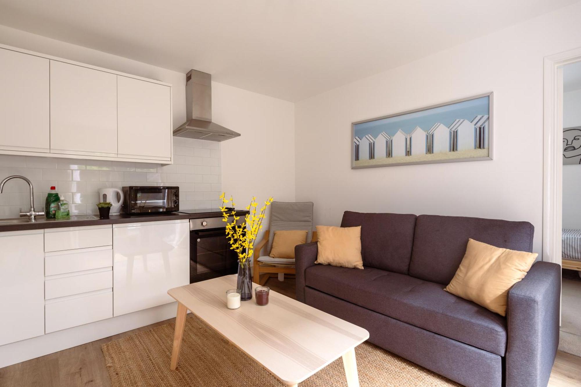 Guildford Town Centre With Parking Apartment Exterior photo
