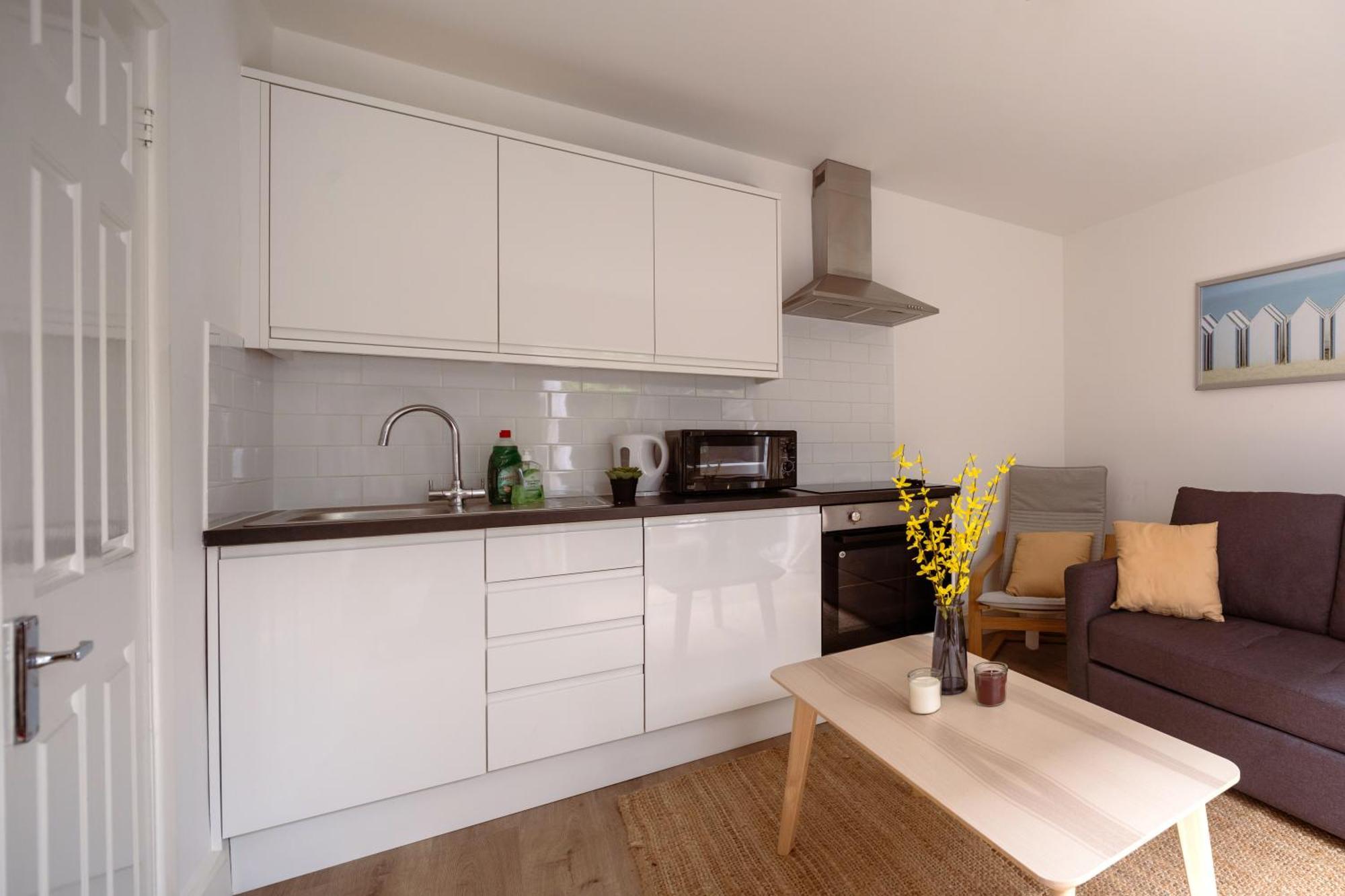 Guildford Town Centre With Parking Apartment Exterior photo